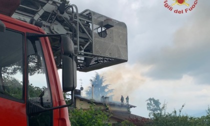 Vasto incendio a Bicherasio, a fuoco il tetto di una casa