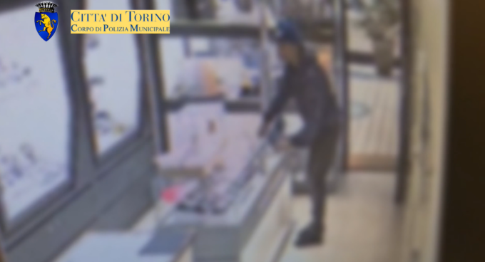 Ruba un computer portatile, negoziante lo insegue e lo fa arrestare