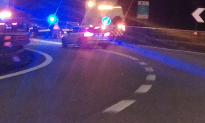 Inseguimento da film sulla A4 finisce con la fuggitiva contro il guard-rail