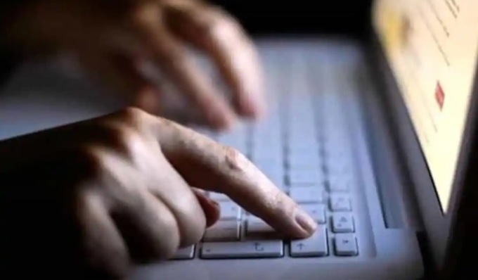 Minori adescati tramite la chat di un gioco online: due pedofili arrestati