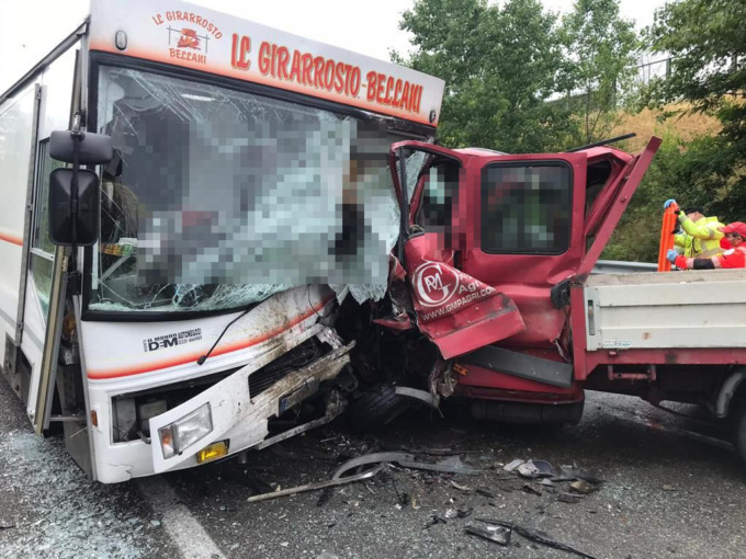 Schianto frontale tra furgone e camioncino: 4 morti e due feriti gravi