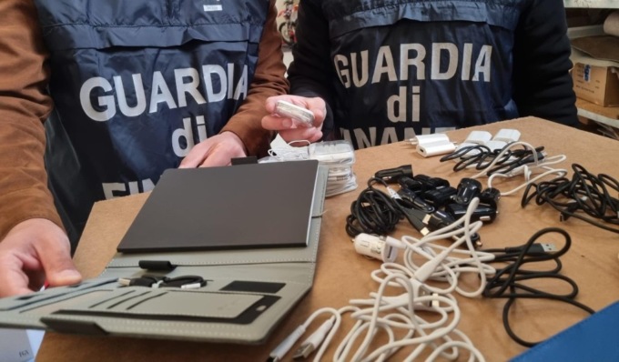 Contraffazione e falso “Made in Italy”: sequestrati 5,3 milioni capi d’abbigliamento e accessori di telefonia
