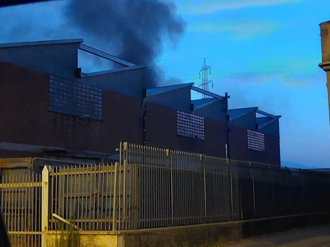 Ennesimo incendio in un capannone nella zona industriale di Beinasco: nessun ferito