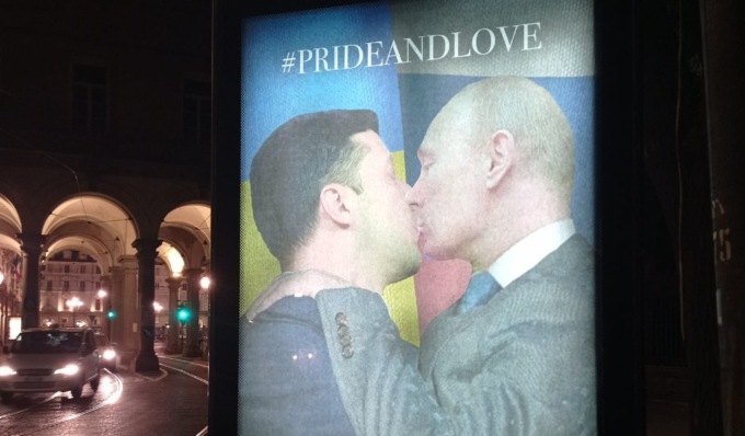 L’ultima provocazione di Andrea Villa: bacio appassionato tra Vladimir Putin e Volodymyr Zelensky