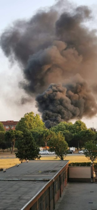 Ignoti danno fuoco ad un’area giochi di Nichelino