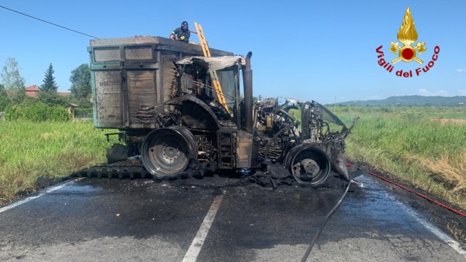 Incendio lungo la Sp 31bis: a fuoco un trattore col suo rimorchio