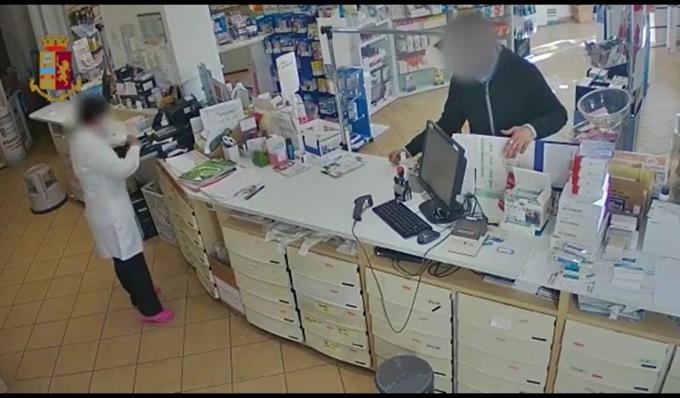 Arrestato rapinatore seriale: 19 colpi (armato di coltello) in farmacie ed esercizi commerciali