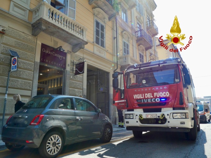 Incendio in un appartamento di via Maria Vittoria: salvato un ragazzo