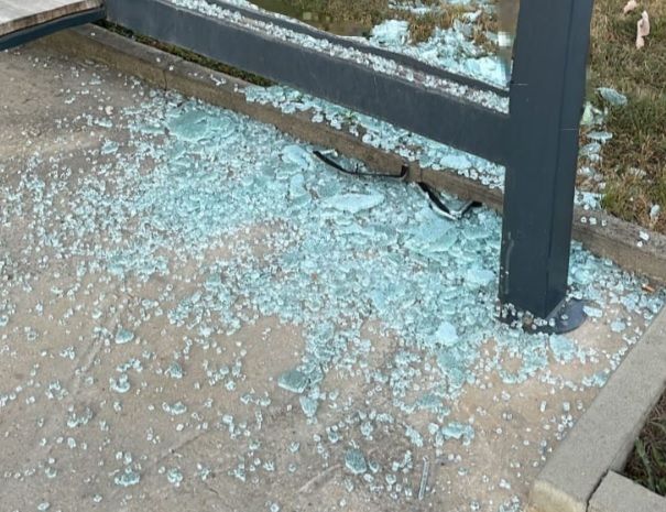 Vinovo, due giovani rompono il vetro della fermata del bus e poi scappano