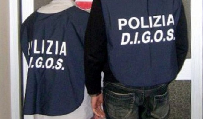 Insulti e minacce a una donna nigeriana, poi davanti casa le scrive: “No Negri”