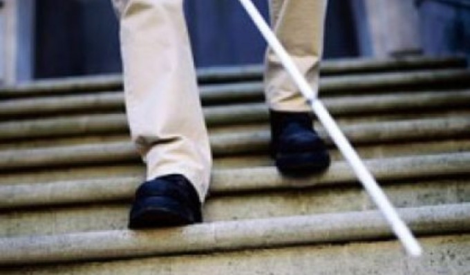 Scoperto un falso cieco che guardava il “lato B” delle ragazze. Ora è sotto processo