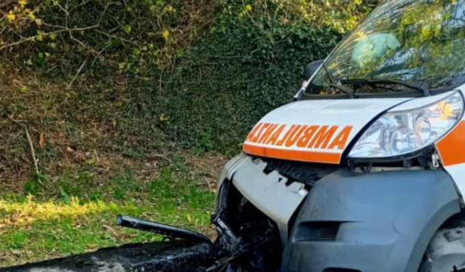 Schianto in moto contro un’ambulanza, centauro perde la vita