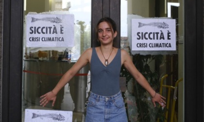 Attivisti si incollano con super attack agli ingressi della Regione: "Siccità è crisi climatica"