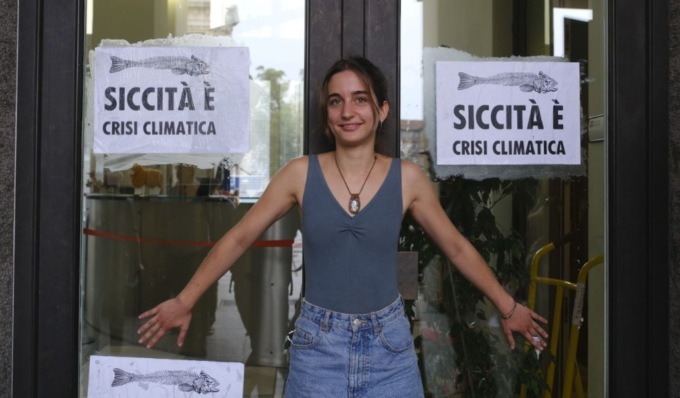 Attivisti si incollano con super attack agli ingressi della Regione: “Siccità è crisi climatica”