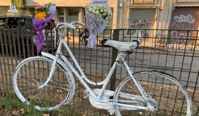 Ciclista morto travolto da una Volante: “Subito limite dei 30 all’ora in città”