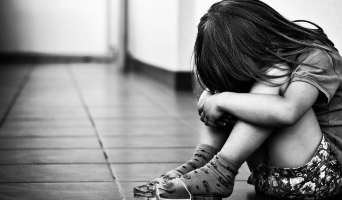 Bambine molestate: gli orchi sono l’amico di famiglia e il massaggiatore sportivo