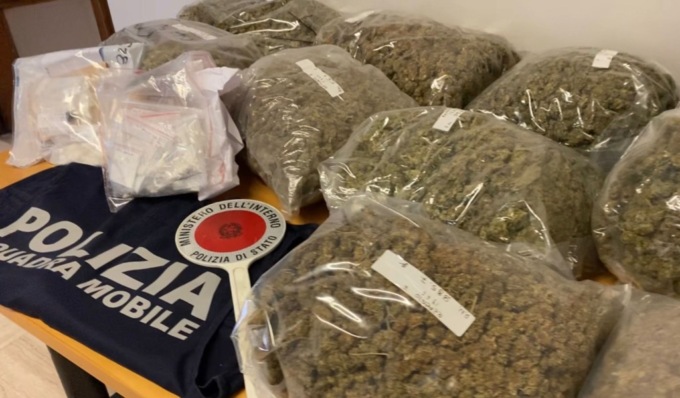 Smantellata vasta rete di spaccio, sequestrati oltre 15 chili di droga: 12 indagati