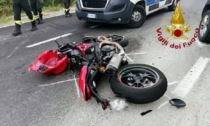 Tampona un'auto in moto, cade e viene travolto da un'altra vettura: muore 42enne