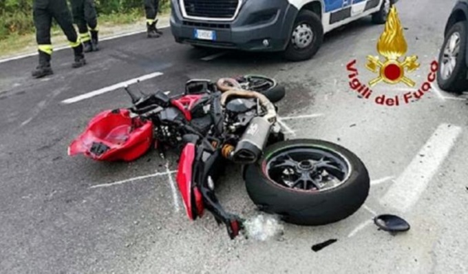 Tampona un’auto in moto, cade e viene travolto da un’altra vettura: muore 42enne