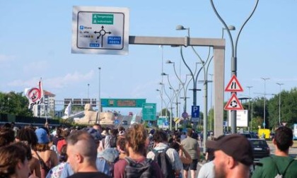 Climate Social Camp, gli ambientalisti bloccano l'imbocco dell'autostrada A4