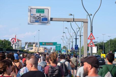 Climate Social Camp, gli ambientalisti bloccano l’imbocco dell’autostrada A4