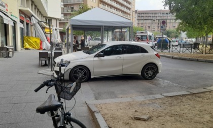 Piazza Carducci, anziana si sente male e si accascia al suolo