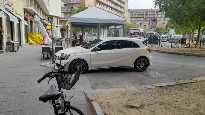 Piazza Carducci, anziana si sente male e si accascia al suolo