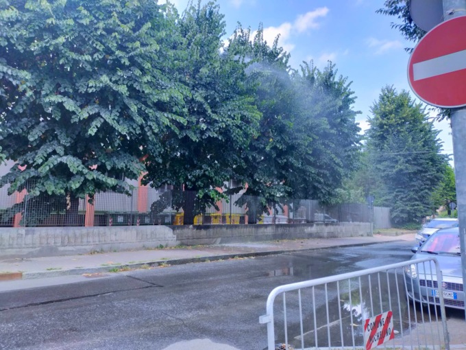 Nichelino, prove anti-incendio alla scuola De Amicis: via San Matteo allagata