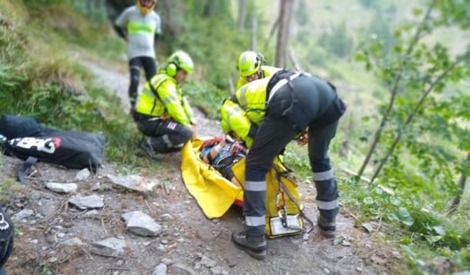 Cade dalla mountain bike su un nido di vespe che iniziano a pungerlo in massa