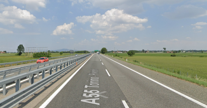 Drammatico incidente sull’A55: auto finisce fuori strada e si ribalta ripetutamente