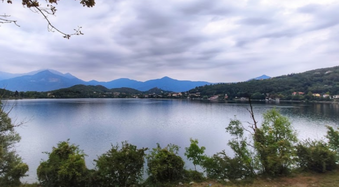 Tragedia nel Lago Grande di Avigliana, 20enne si tuffa dal pedalò e muore