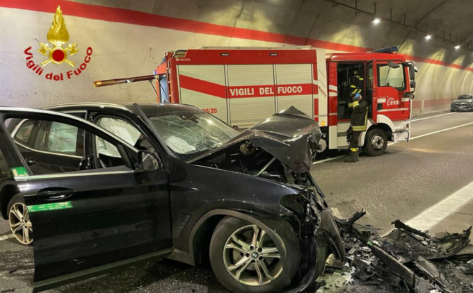 Frontale tra due auto in galleria a Claviere: tre feriti coinvolti