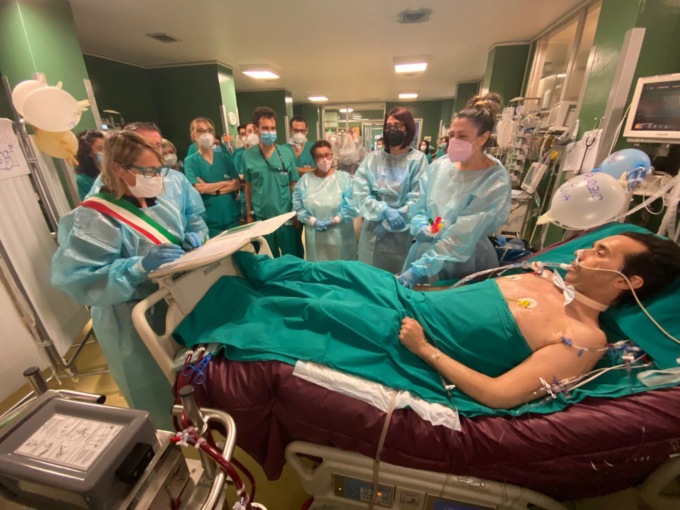 Si sposa in fin di vita in cardiochirurgia, ma il trapianto di cuore lo salva