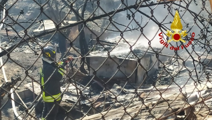 A fuoco sterpaglie e baracche lungo il Sangone: nessun ferito