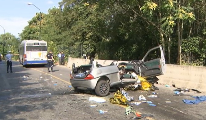 Schianto tra auto e bus, sale a tre il numero delle vittime: nella notte morto 17enne