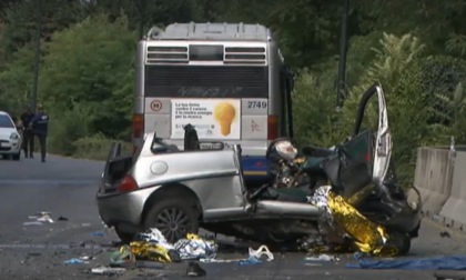 Le foto dello scontro frontale tra una Lancia Y e un bus GTT: morti una 16enne e un 28enne