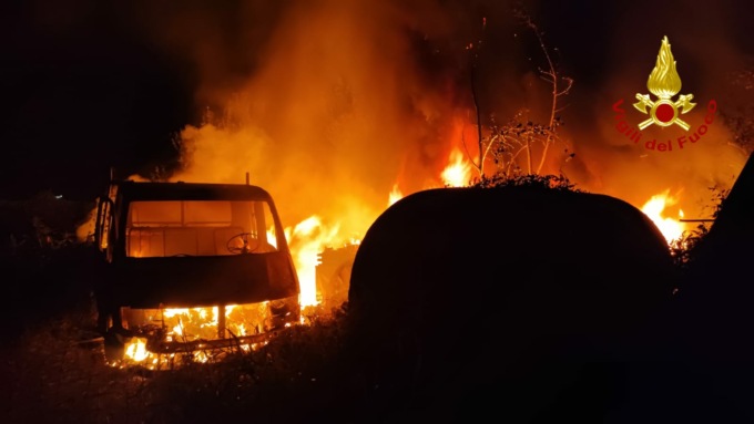 Tre incendi nella bassa Val di Susa: notte impegnativa per i Vigili del Fuoco