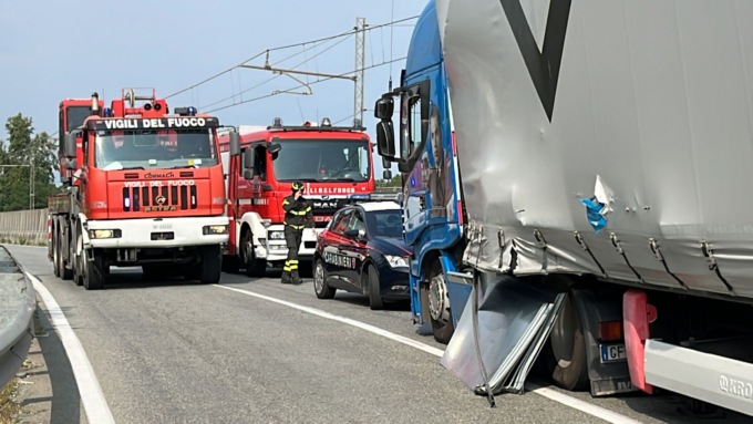 Per evitare un altro mezzo tir frena e perde il carico: strada chiusa e traffico in tilt