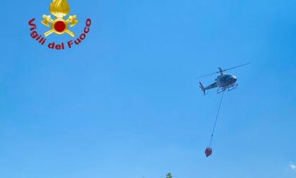 Vasto incendio nei boschi della Valsusa, lanci d'acqua anche con l'elicottero regionale
