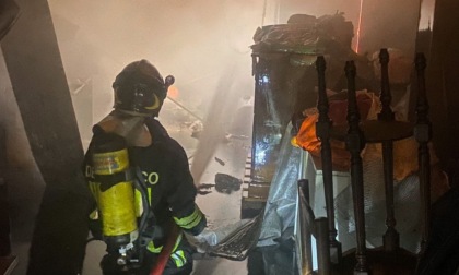 Incendio a Sant'Ambrogio di Torino, a fuoco un capannone in disuso