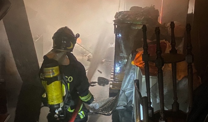 Incendio a Sant’Ambrogio di Torino, a fuoco un capannone in disuso