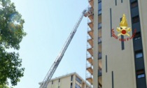Incendio sul tetto di un palazzo di via Porpora: evacuati gli inquilini