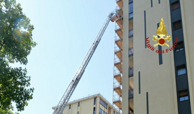 Incendio sul tetto di un palazzo di via Porpora: evacuati gli inquilini