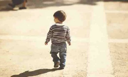 Bambino di 5 anni vede un cancello aperto e scappa da solo dal centro estivo di Moncalieri