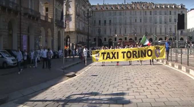 Sciopero taxi nelle vie del centro di Torino: “No alle piattaforme web”