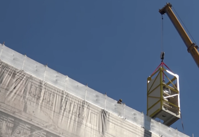 Rimossa una delle statue situate in cima a Palazzo Madama: sarà restaura insieme alle altre tre