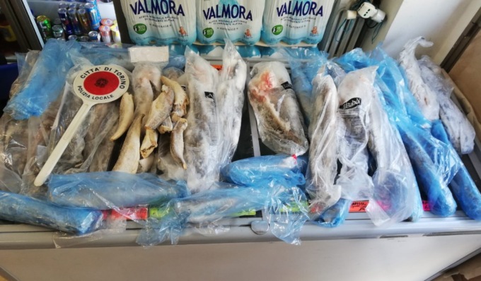 In vendita carne e pesce mal conservati: sequestrati oltre 50 chili di alimenti