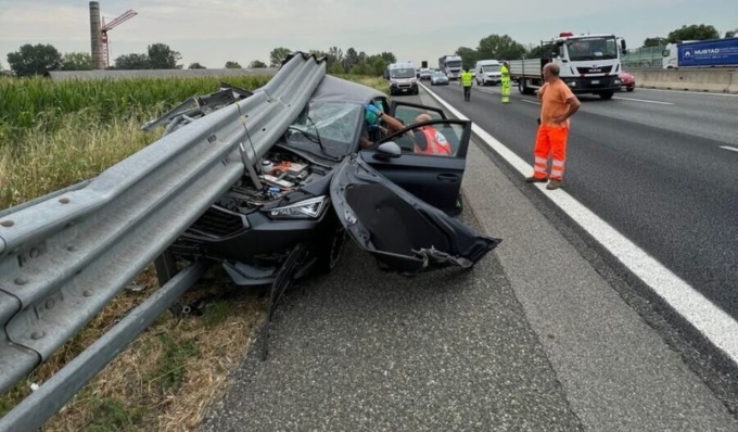 Si incastra con l’auto sotto il guard rail, conducente miracolato