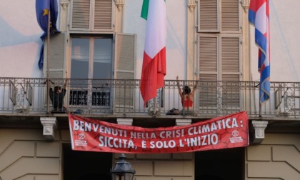 Attivisti si arrampicano e si incatenano al balcone della Regione Piemonte