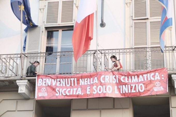 Denunce e fogli di via per gli attivisti incatenatisi al balcone della Regione Piemonte